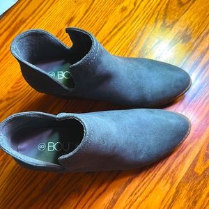 Boutique size 8 shoes never worn gray.